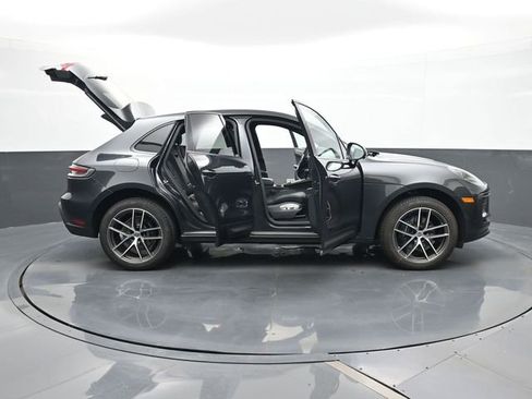 Certified 2025 Porsche Macan AWD/4WD image 33