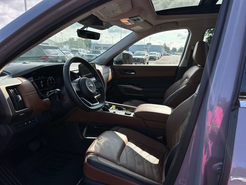Used 2025 Nissan Pathfinder Platinum w/ Black Appearance Package AWD/4WD image 10