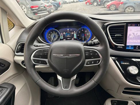 Used 2024 Chrysler Pacifica Touring-L FWD image 16