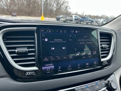 Used 2024 Chrysler Pacifica Touring-L FWD image 28