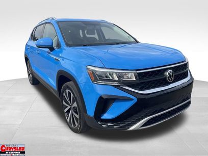Used 2022 Volkswagen Taos SE w/ Panoramic Sunroof Package