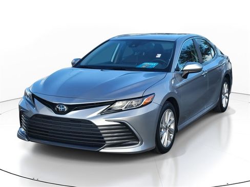 Used 2022 Toyota Camry LE image 2