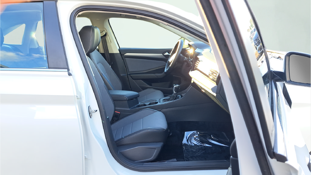 Used 2025 Volkswagen Jetta SE FWD image 16