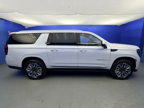Used 2023 GMC Yukon XL Denali Ultimate AWD/4WD image 8