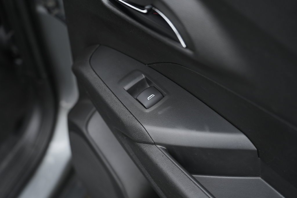 Used 2025 Chevrolet Trax RS w/ Driver Confidence Package FWD image 37