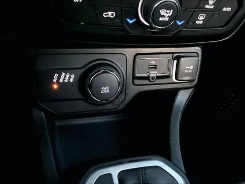 Used 2023 Jeep Renegade Latitude AWD/4WD image 31