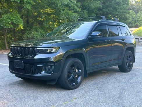 Used 2024 Jeep Grand Cherokee Altitude AWD/4WD image 3