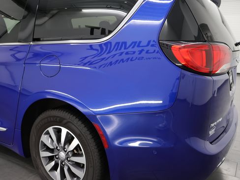 Used 2020 Chrysler Pacifica Touring-L Plus FWD image 34