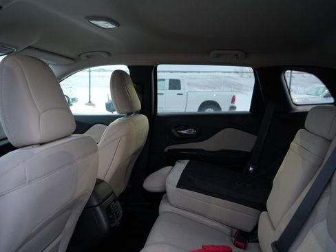 Used 2017 Jeep Cherokee Sport image 18