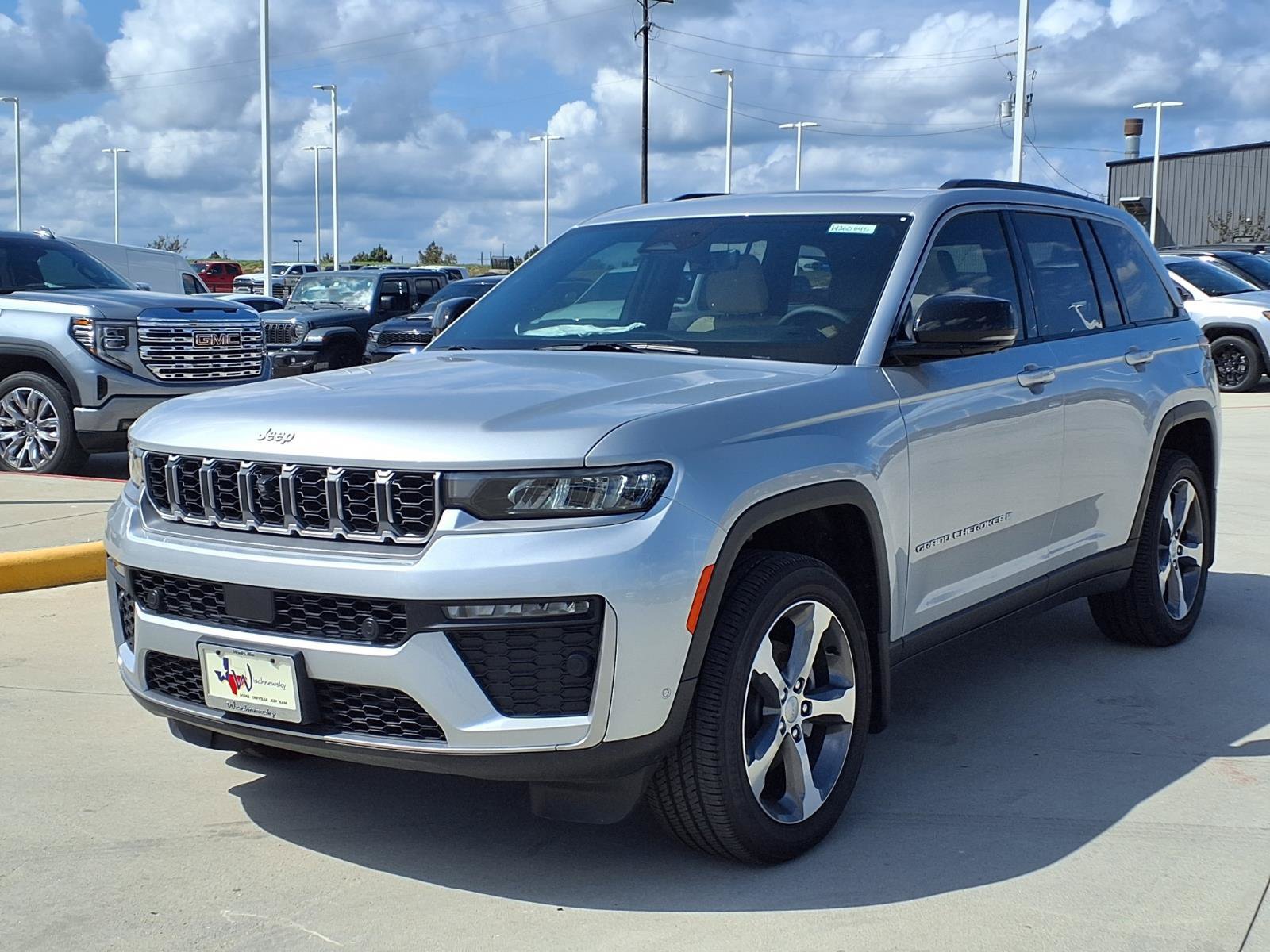 New 2026 Jeep Grand Cherokee Limited w/ Luxury Tech Group II AWD/4WD image 3