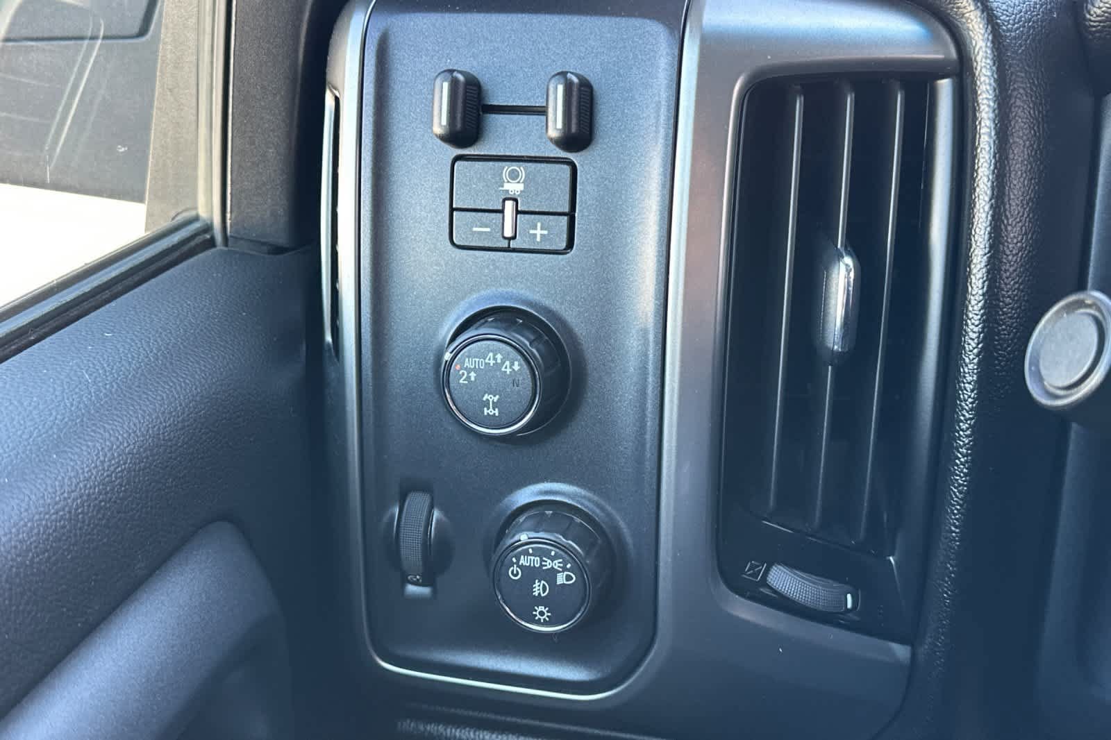Used 2018 Chevrolet Silverado 1500 LT w/ LT Fleet Convenience Package AWD/4WD image 29