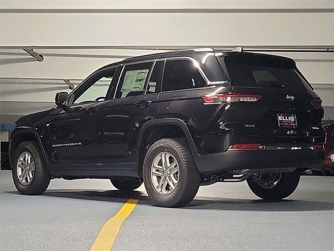 New 2025 Jeep Grand Cherokee Laredo image 2