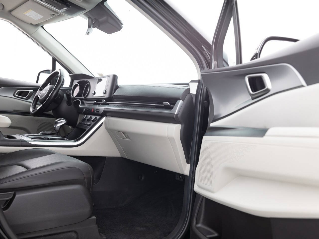 Used 2023 Kia Carnival LX FWD image 28