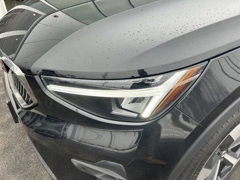 Certified 2025 Volvo XC40 B5 Plus image 8