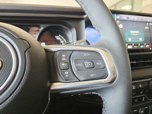 Used 2025 Jeep Wrangler Unlimited Sahara AWD/4WD image 23