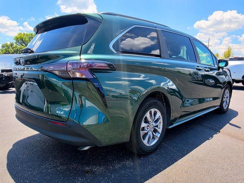 Used 2026 Toyota Sienna XLE FWD image 13
