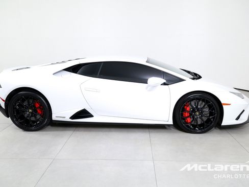 Used 2022 Lamborghini Huracan EVO RWD image 9