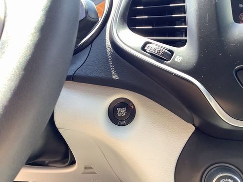 Used 2021 Jeep Cherokee Latitude Lux w/ Trailer Tow Group image 16