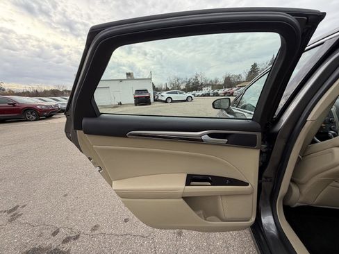 Used 2014 Ford Fusion SE w/ Equipment Group 202A image 16