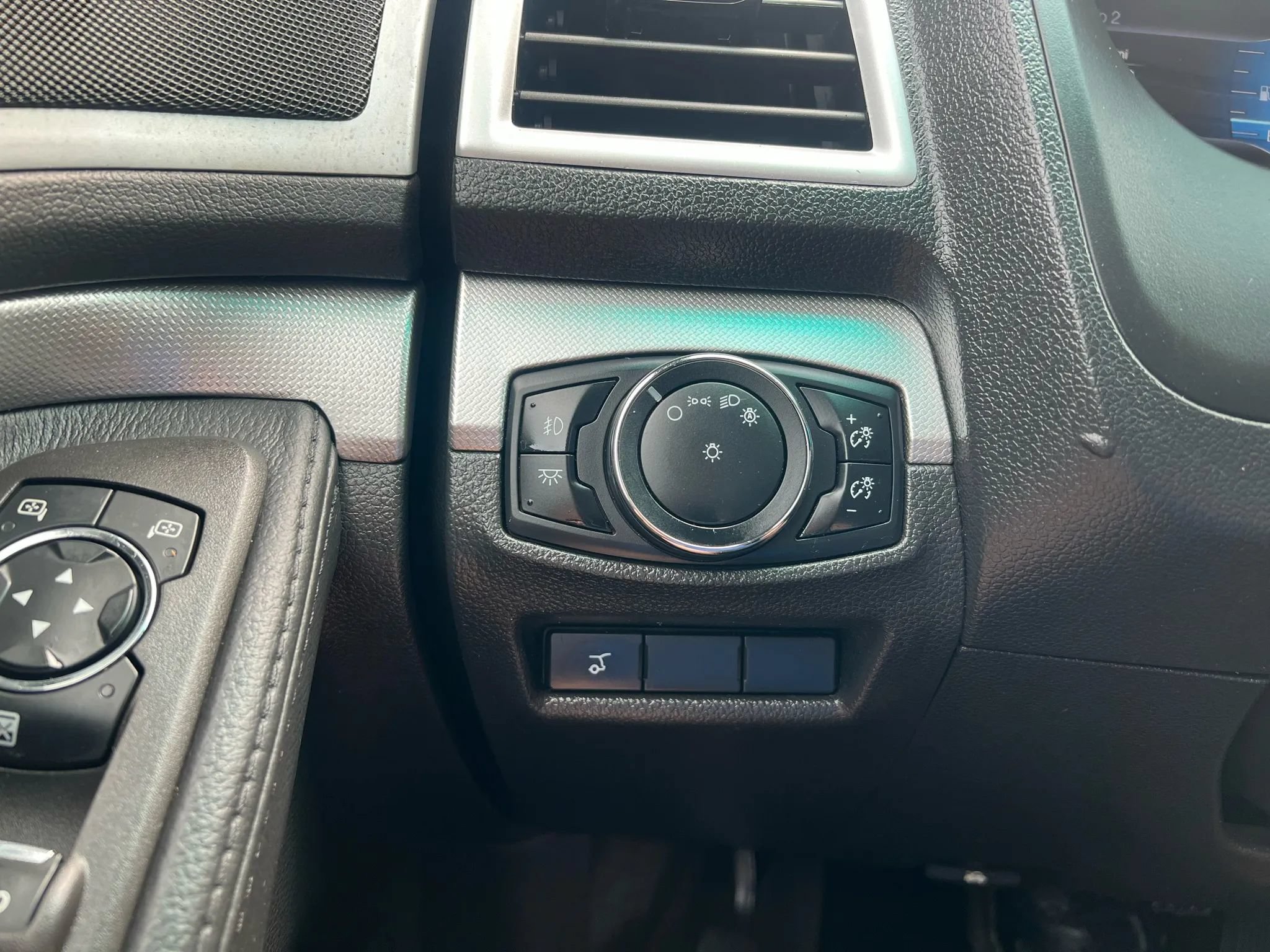 Used 2015 Ford Explorer XLT w/ Equipment Group 202B AWD/4WD image 14