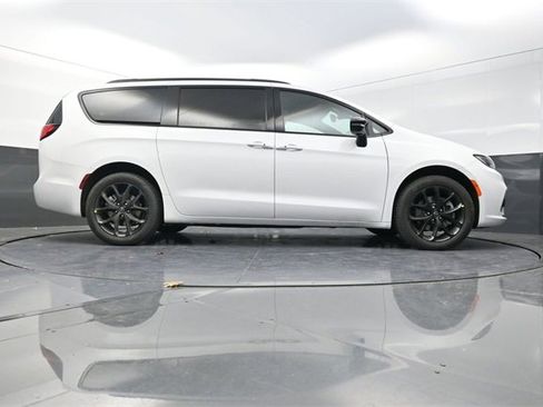 New 2026 Chrysler Pacifica Select image 24