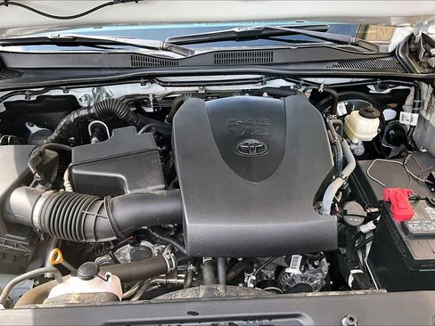 Used 2021 Toyota Tacoma SR5 AWD/4WD image 32