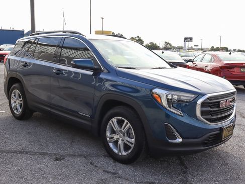 Used 2020 GMC Terrain SLE w/ Driver Convenience Package image 3