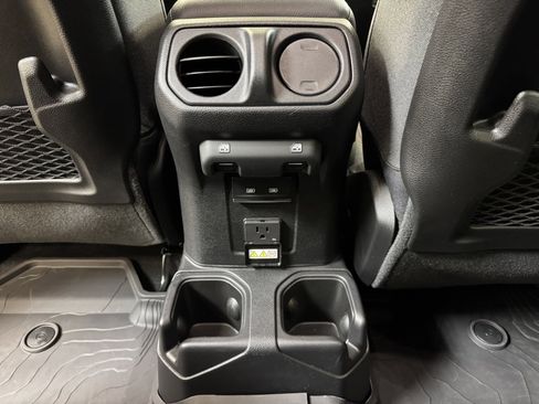 Used 2025 Jeep Wrangler Unlimited Rubicon image 16