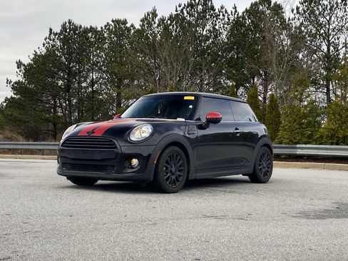 Used 2018 MINI Cooper 2-Door Hardtop image 12
