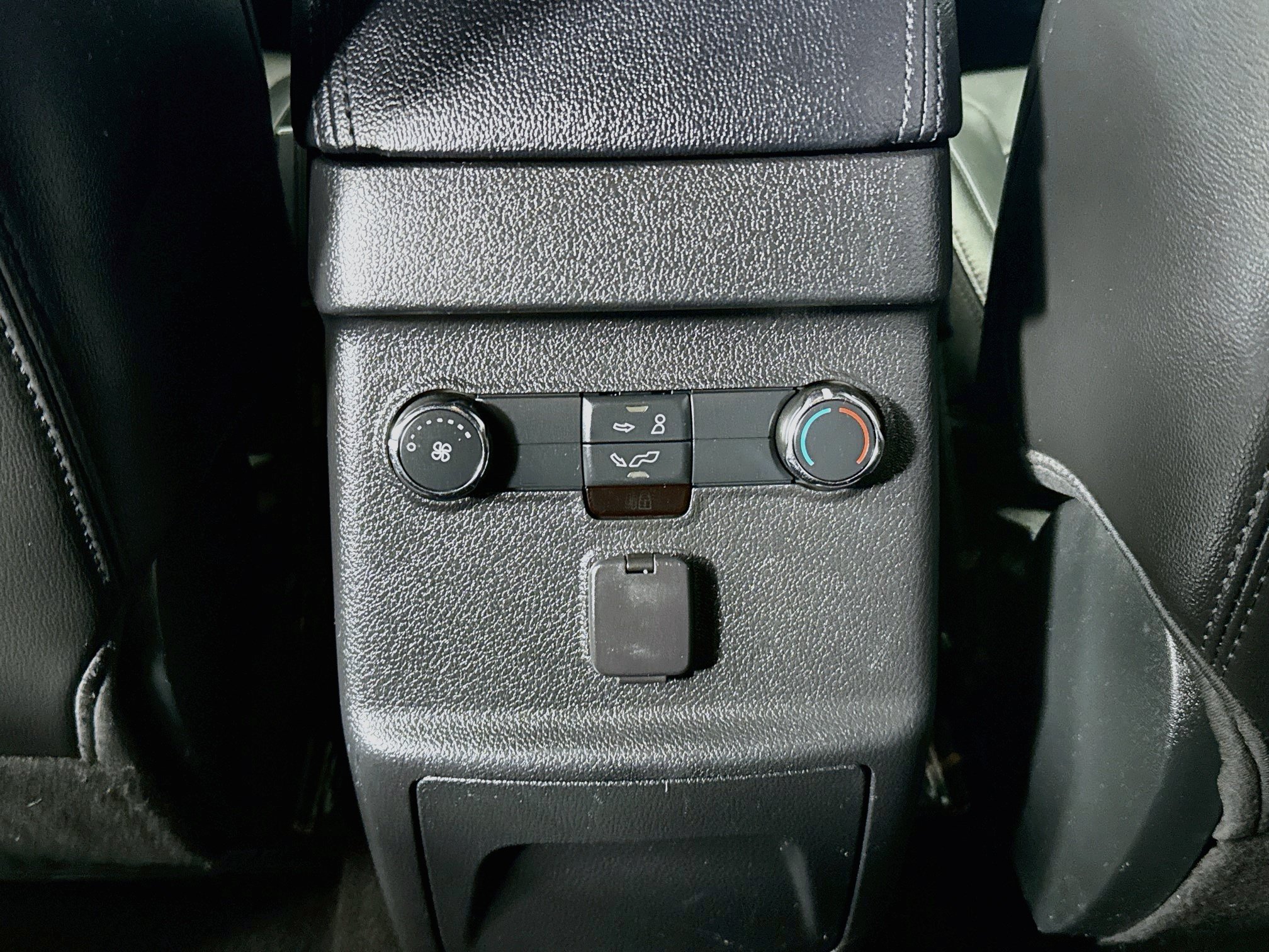 Used 2018 Ford Explorer XLT w/ Equipment Group 202A AWD/4WD image 26