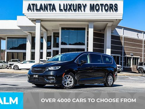 Used 2024 Chrysler Pacifica Touring-L FWD image 3