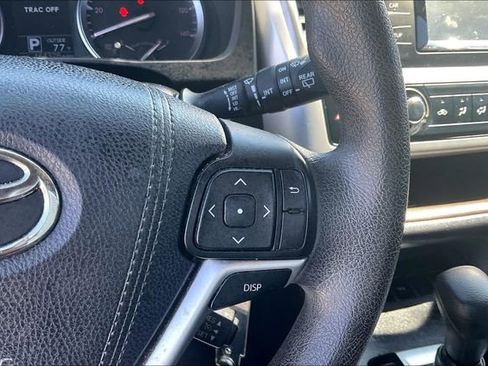 Used 2016 Toyota Highlander LE FWD image 12