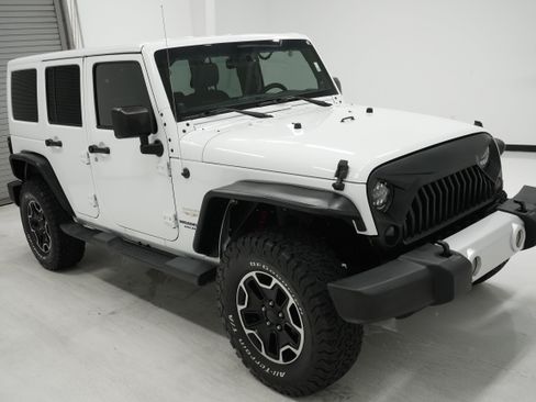 Used 2014 Jeep Wrangler Unlimited Sahara w/ Connectivity Group AWD/4WD image 2