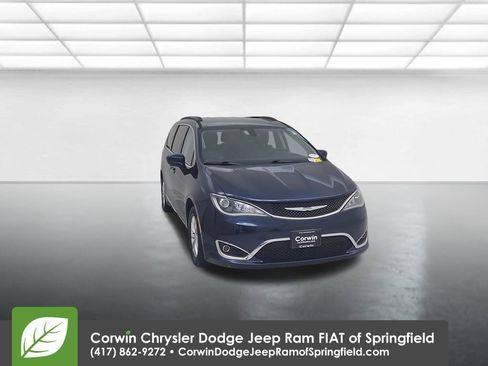Used 2017 Chrysler Pacifica Touring-L image 4
