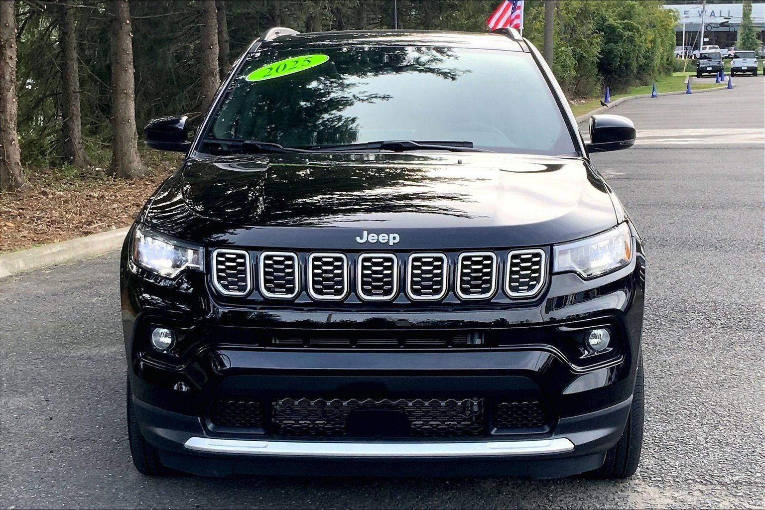 Used 2025 Jeep Compass Limited w/ Sun & Sound Group AWD/4WD image 3