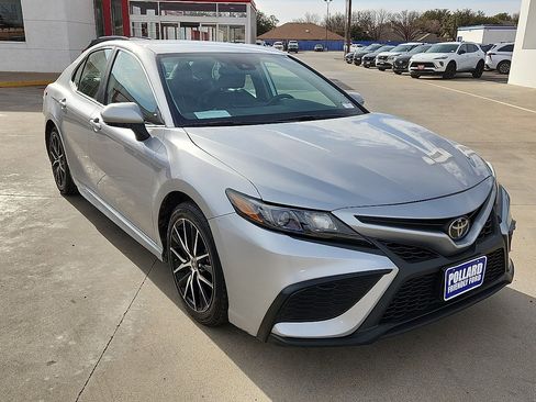 Used 2024 Toyota Camry SE image 4