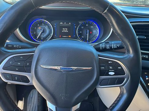 Used 2018 Chrysler Pacifica Touring-L image 26