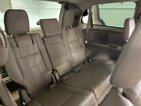 Used 2015 Chrysler Town & Country Touring-L w/ Driver Convenience Group image 13