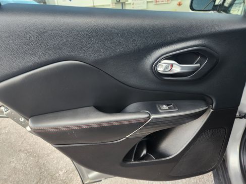 Used 2015 Jeep Cherokee Trailhawk image 8