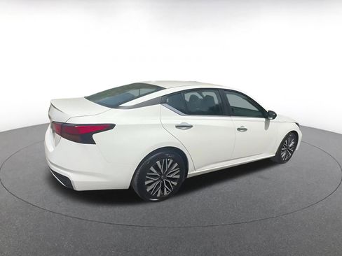 Used 2025 Nissan Altima 2.5 SV FWD image 15