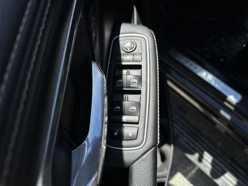 Used 2021 RAM 1500 Laramie AWD/4WD image 9