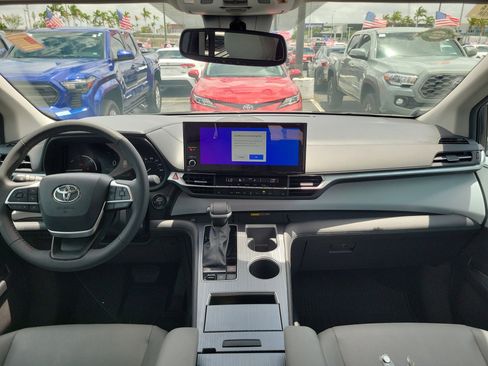 Used 2025 Toyota Sienna XLE FWD image 16