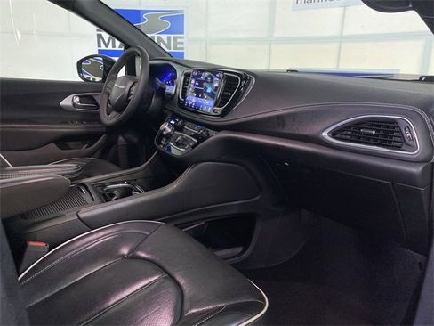 Used 2025 Chrysler Pacifica Limited image 35
