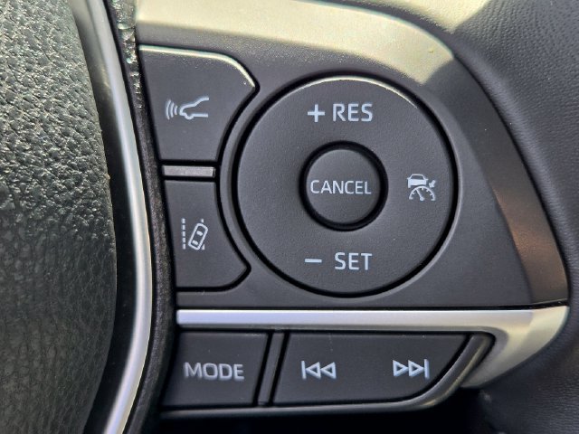Used 2022 Toyota Camry XLE FWD image 39