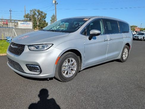 Used 2023 Chrysler Pacifica Touring-L FWD image 1