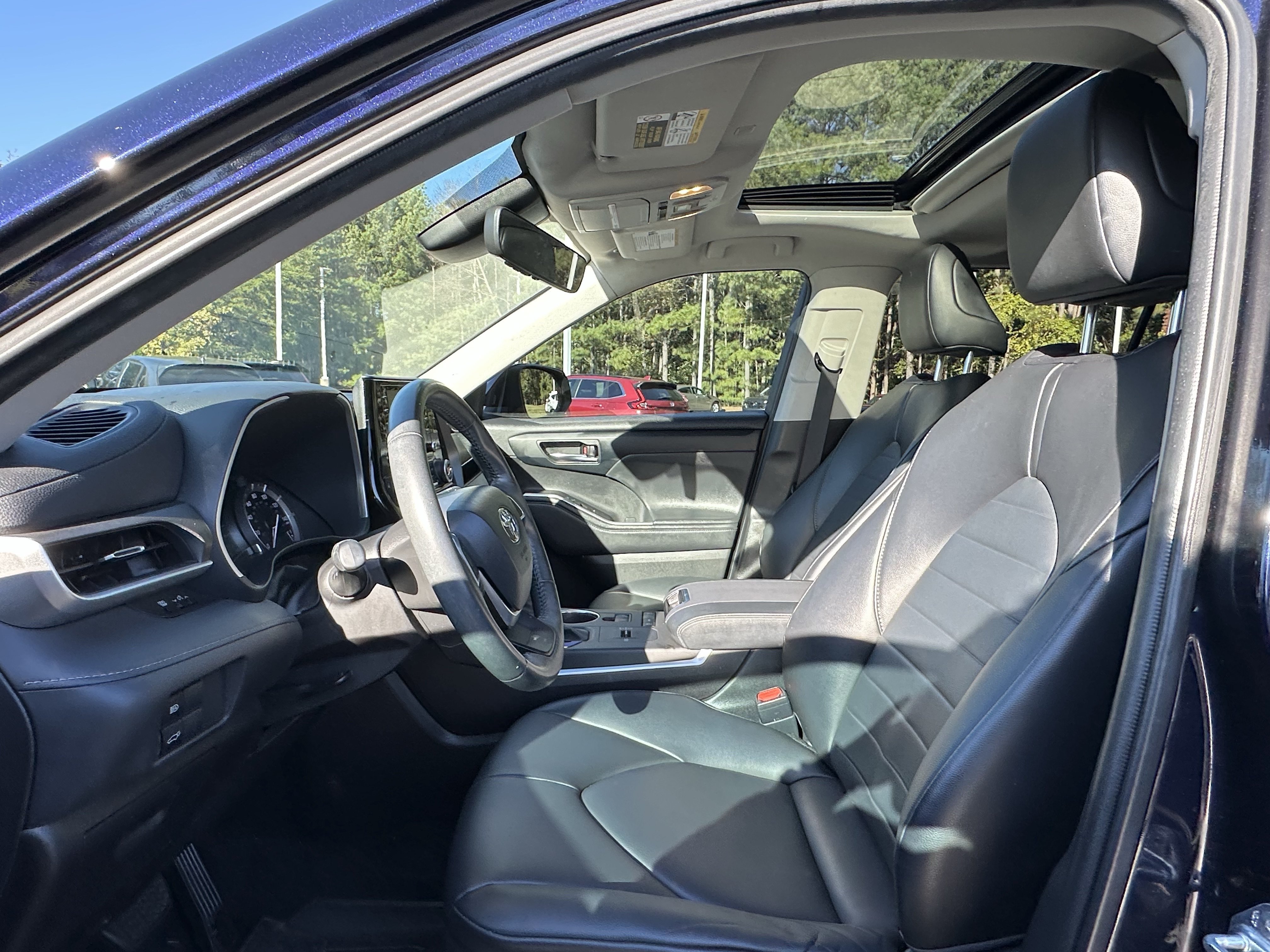 Used 2022 Toyota Highlander XLE FWD image 7