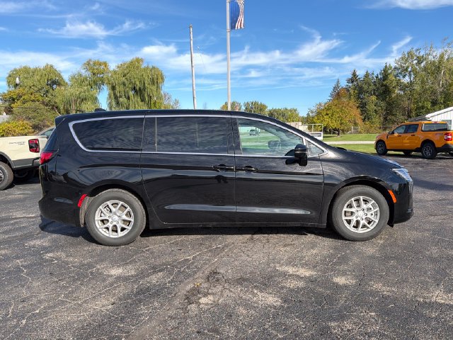 Used 2027 Chrysler Pacifica Select FWD image 8