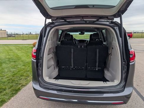 Used 2022 Chrysler Pacifica Touring-L FWD image 10
