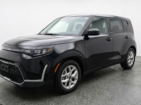 Used 2025 Kia Soul LX w/ LX Technology Package image 3