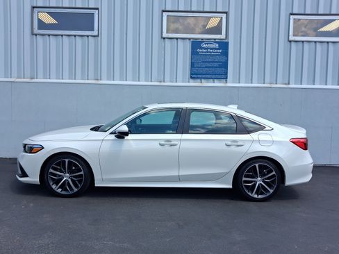 Used 2024 Honda Civic Touring image 2